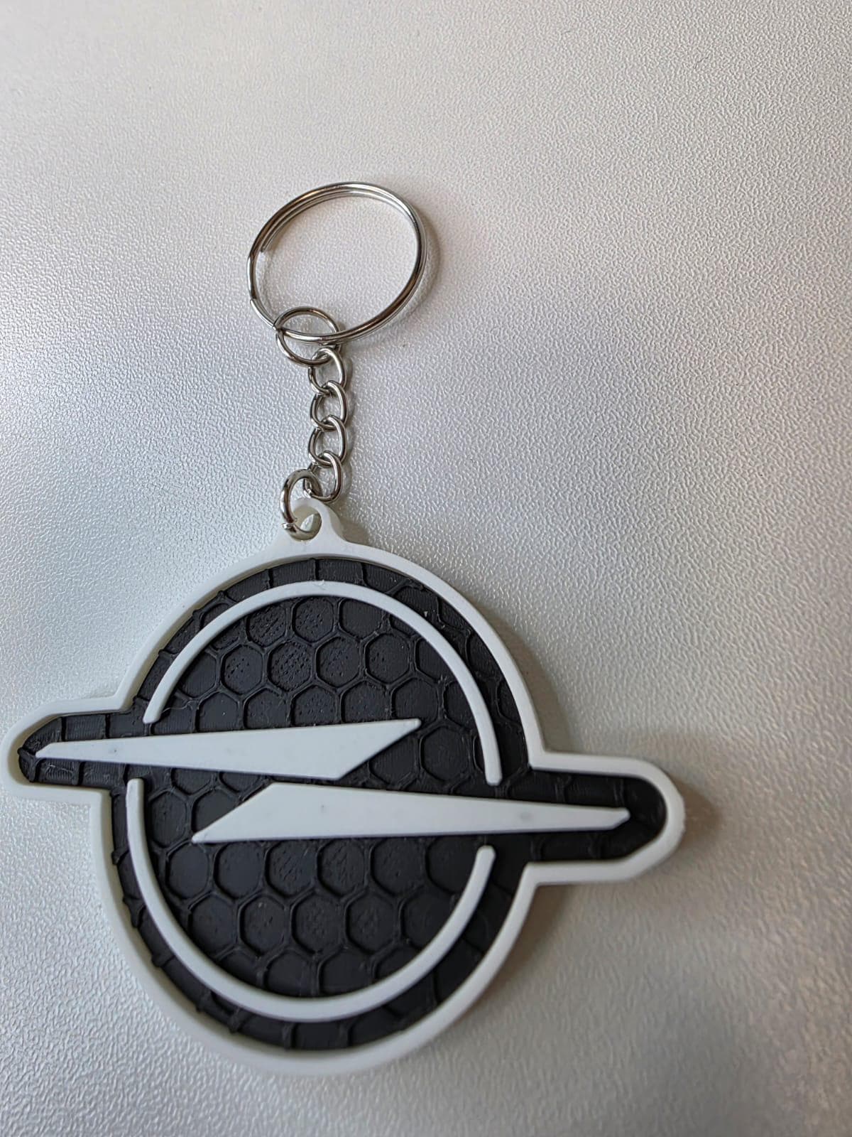Portachiavi auto minimal bianco e nero, stampa 3D PLA, design geometrico, idea regalo appassionato motori | Car keychain