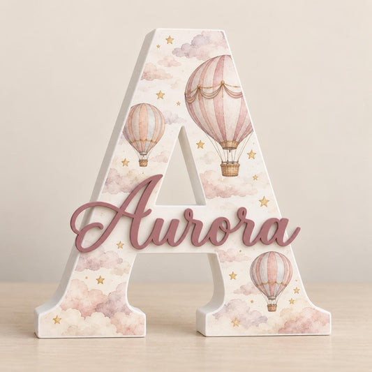 Esempio di lettera A personalizzata con nome Aurora rosa e mongolfiere in tonalità pastello.