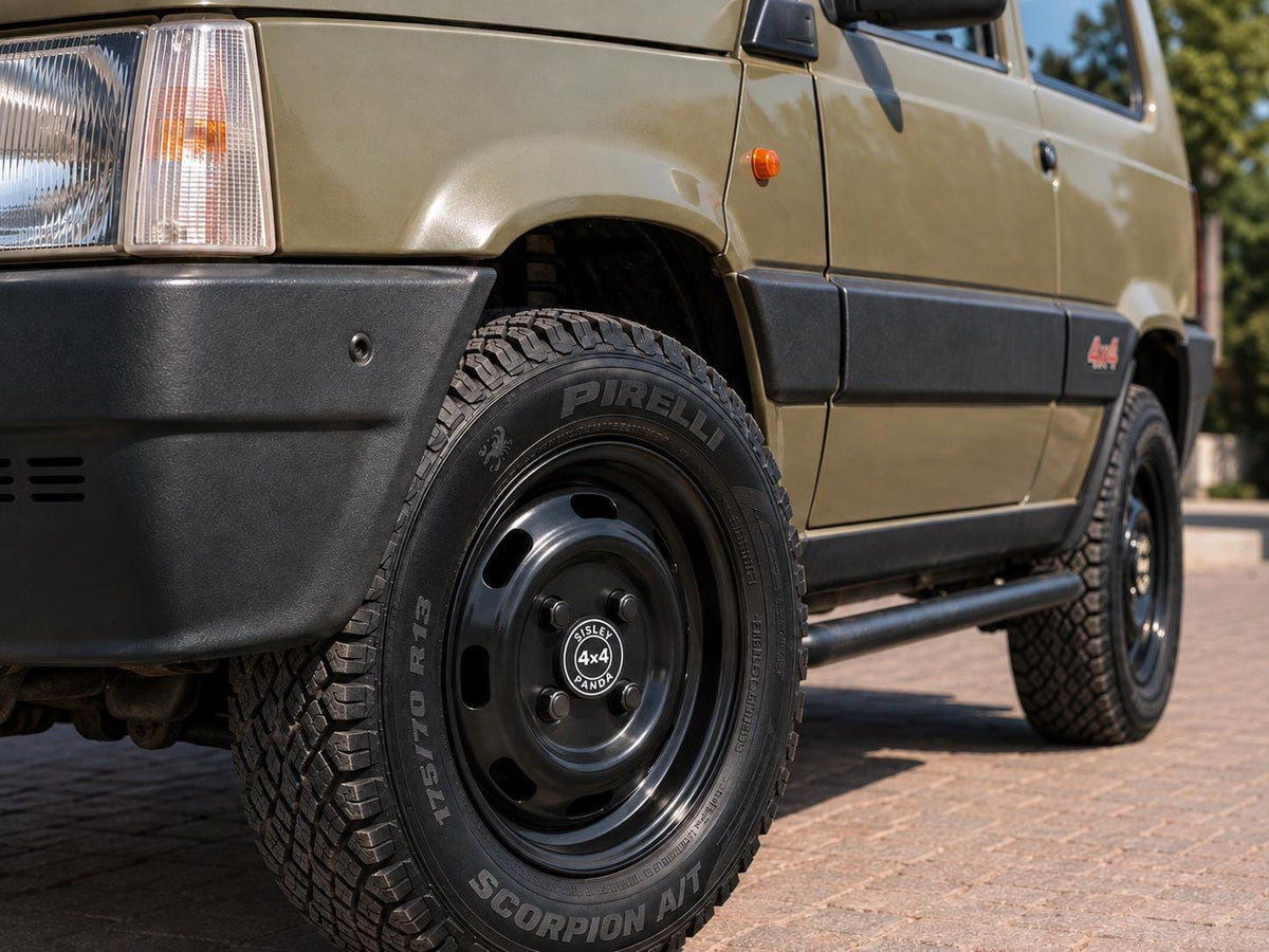 Esempio illustrativo di coprimozzo nero su ruota di Fiat Panda 4x4 Sisley