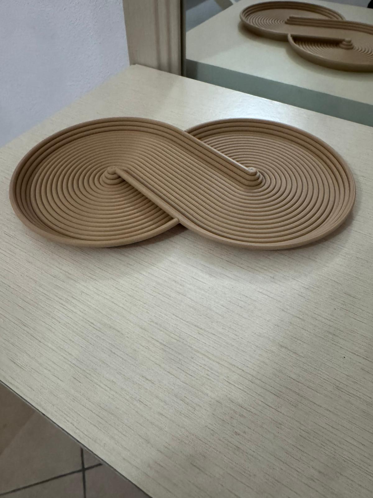 Svuotatasche Infinity beige su un mobile in legno chiaro davanti a uno specchio