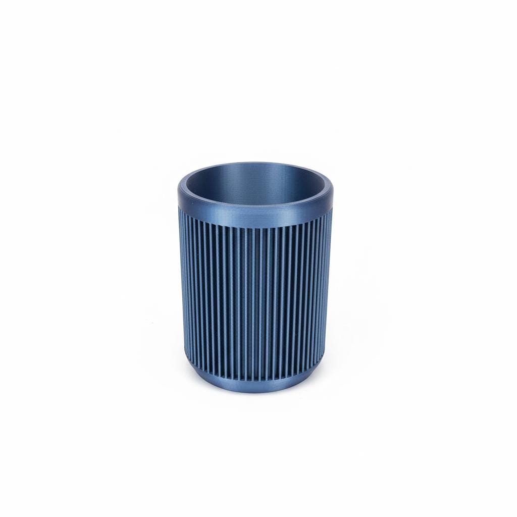 Portapenne blu in PLA con righe verticali, vista su fondo bianco