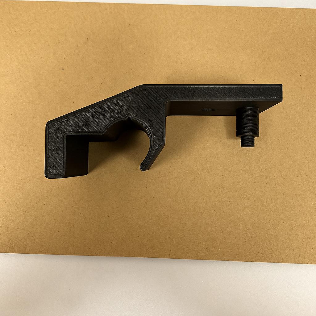 Blocca persiana nero in PETG, vista della sagoma con sede per la cerniera e perno.