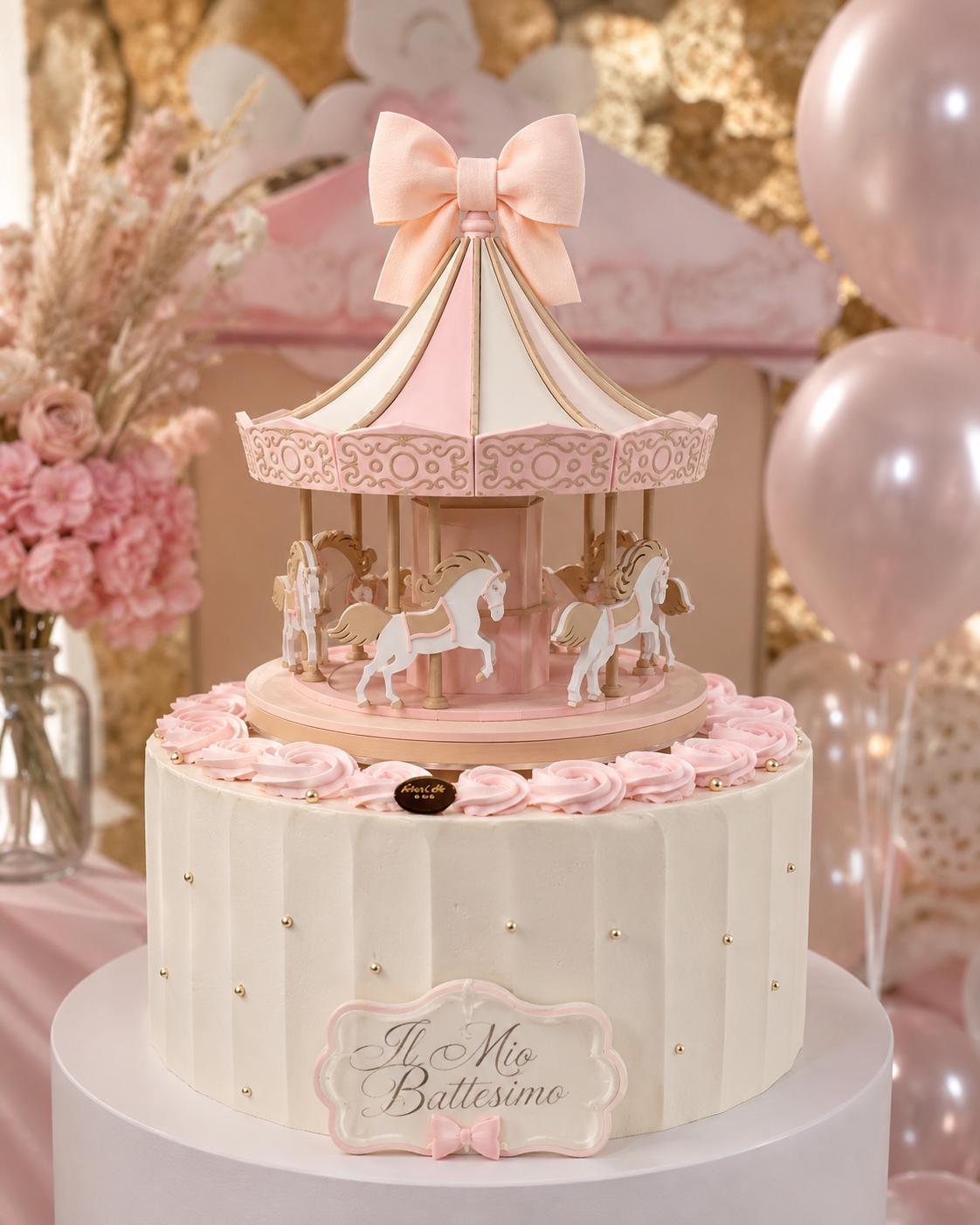 Esempio di carosello decorativo su una torta da battesimo in un allestimento rosa