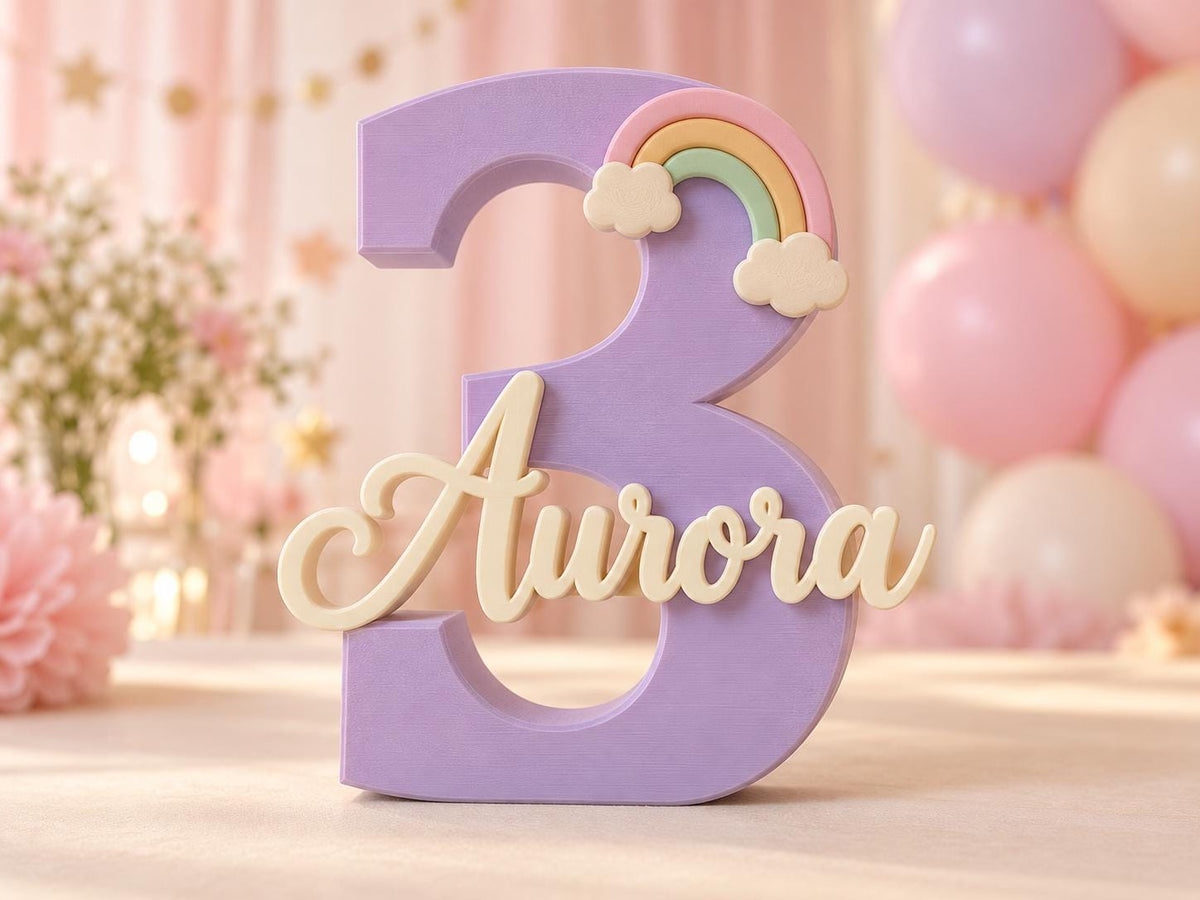 Numero 3 lilla con nome Aurora in rilievo e decorazione arcobaleno pastello.