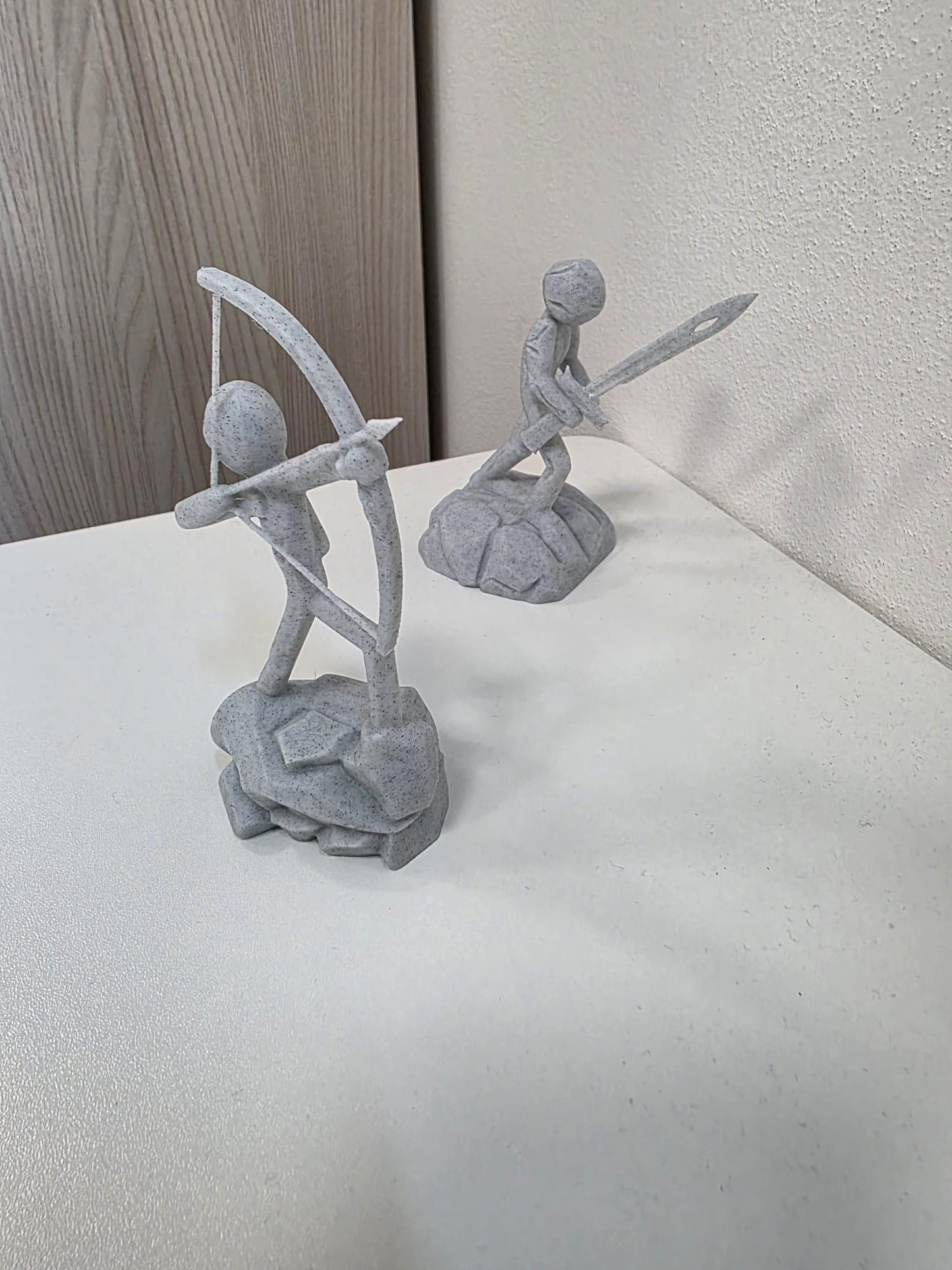 Statua Stick Warrior Stampata in 3D – Archer o Spadaccino Effetto Pietra