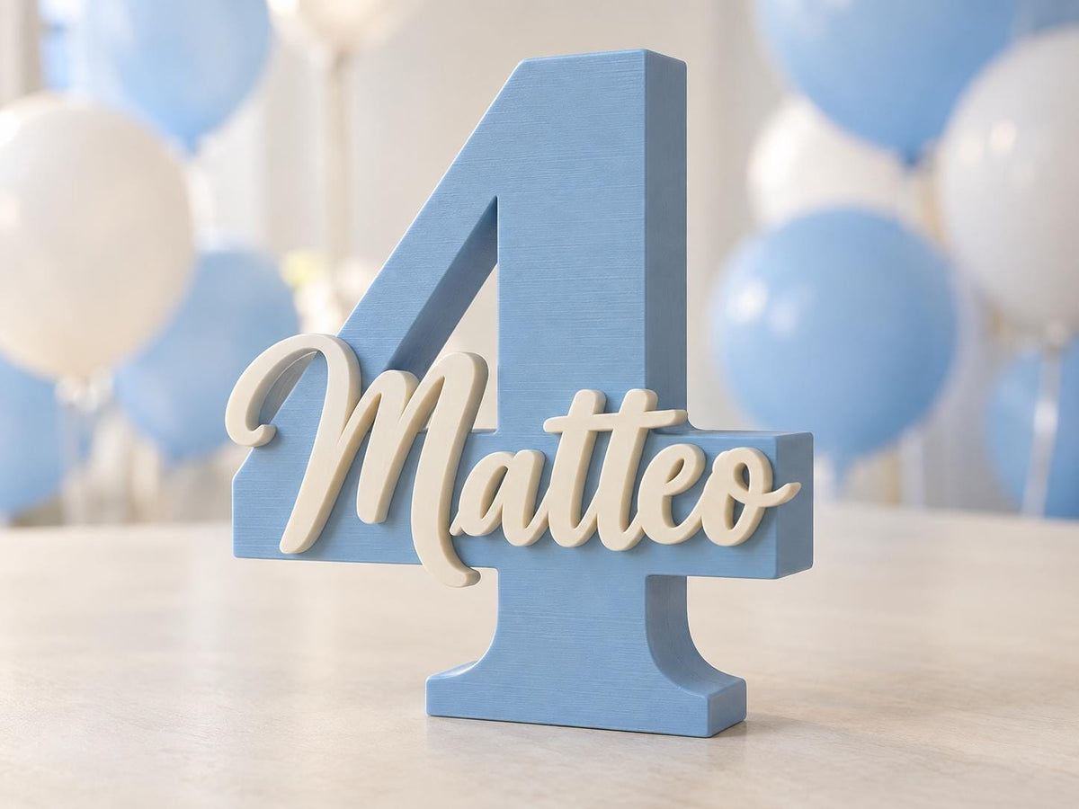 Numero 4 azzurro personalizzato con nome Matteo avorio in rilievo.