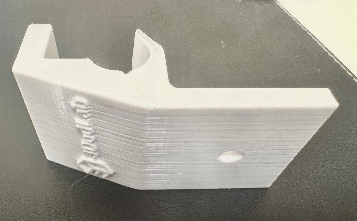 Blocca persiana bianco in PETG, vista esterna della forma sagomata per il profilo in alluminio.