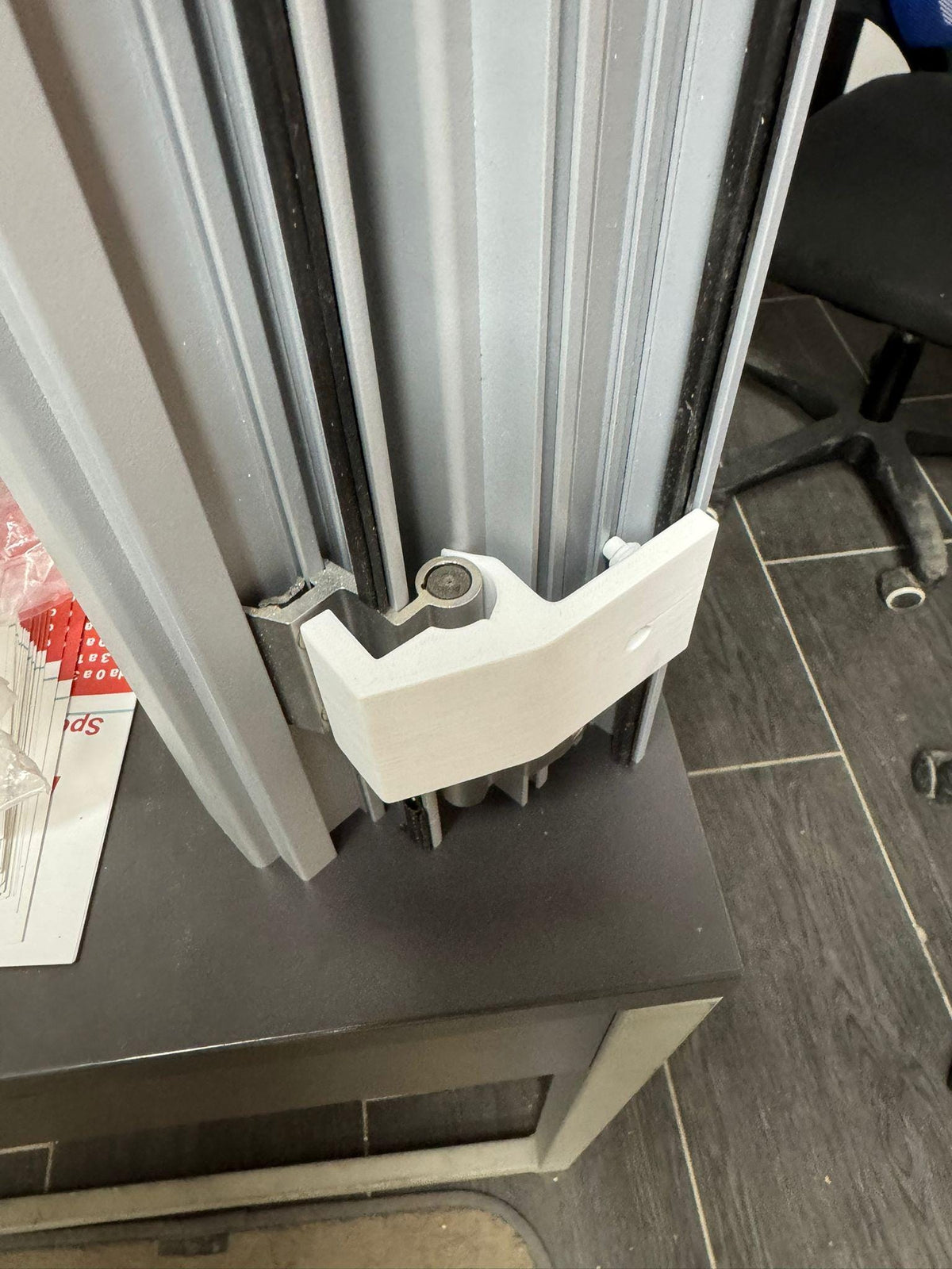 Fermapersiana bianco installato su un profilo in alluminio, dettaglio del posizionamento.