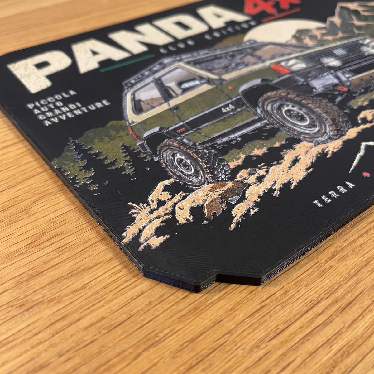 Dettaglio della grafica Panda 4x4 a colori e del bordo smussato del tappetino mouse rigido.