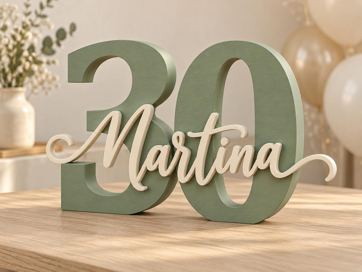 Numero 30 verde salvia personalizzato con nome Martina avorio in rilievo.