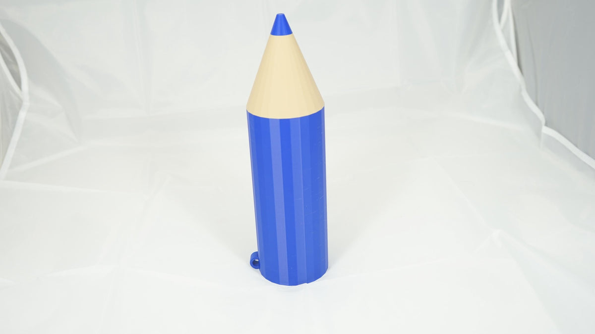 Matita gigante decorativa blu in posizione verticale