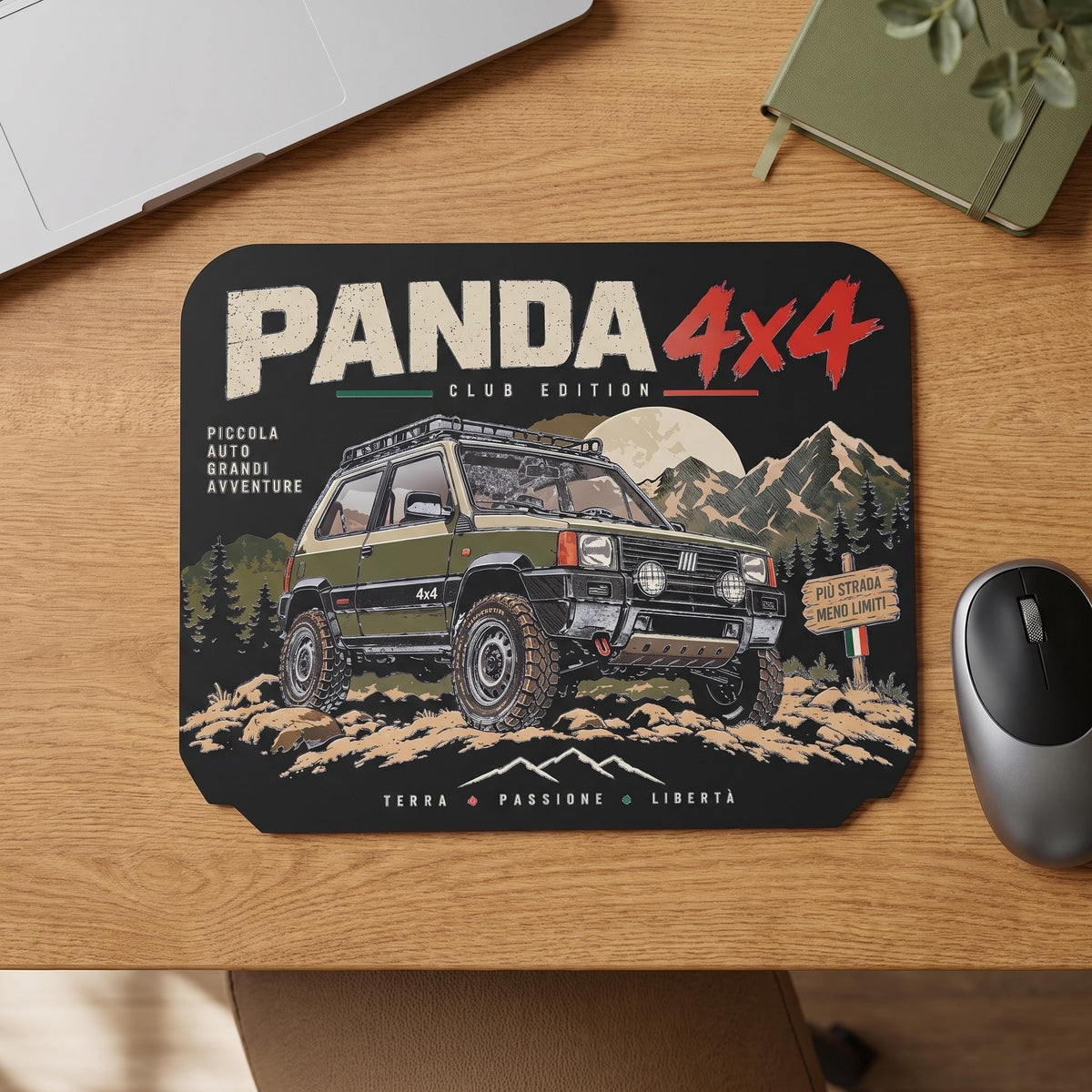 Tappetino mouse rigido Panda 4x4 nero, con grafica fuoristrada e montagne, visto dall'alto su una scrivania.