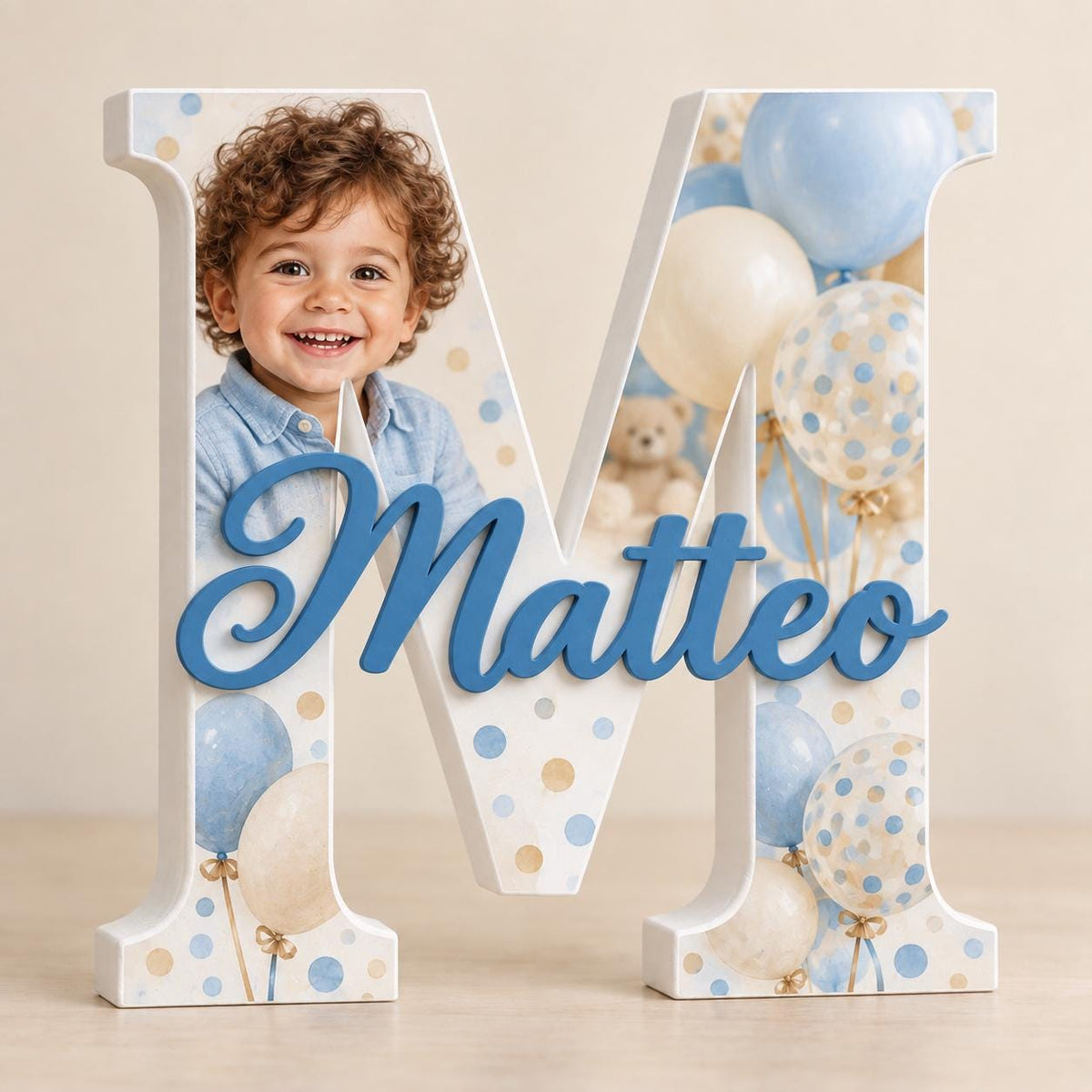 Anteprima di lettera M con foto di un bambino, palloncini e nome Matteo azzurro in rilievo.