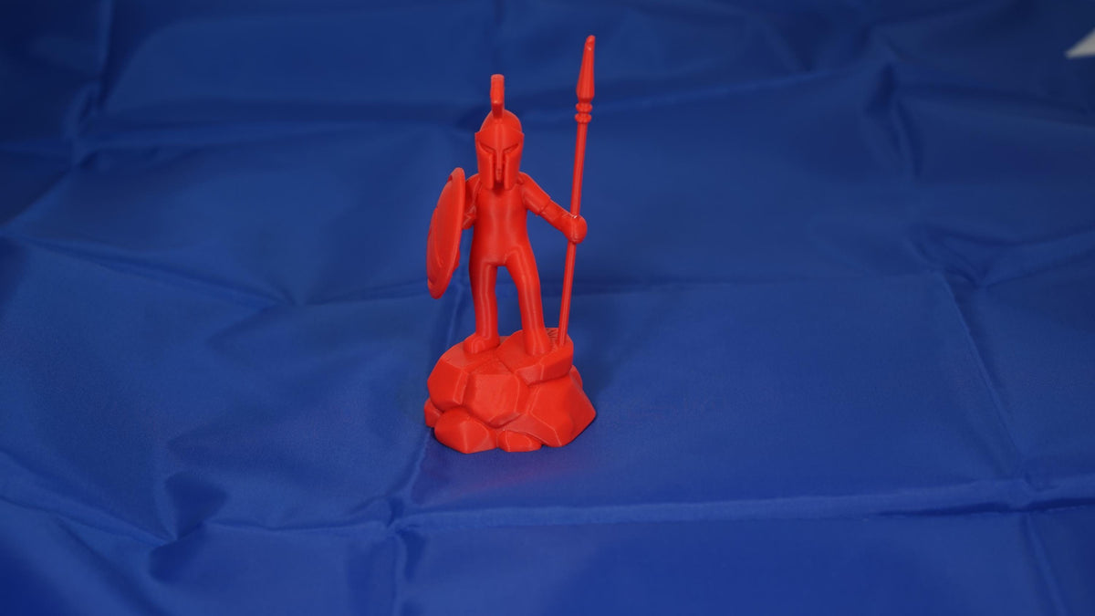 Spartano Fantasy Stick Warrior rosso con lancia e scudo, vista frontale su fondo blu