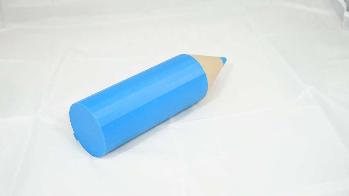 Matita decorativa azzurra in PLA, vista inclinata con base esagonale