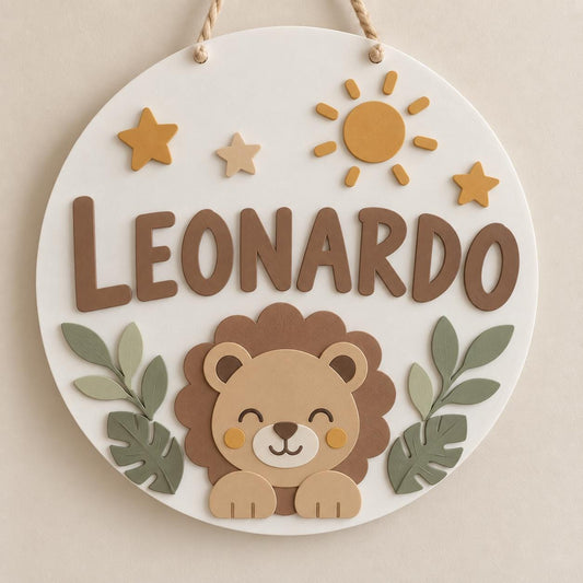 Coccarda nascita con nome Leonardo, leone safari, sole, stelle e foglie in rilievo.