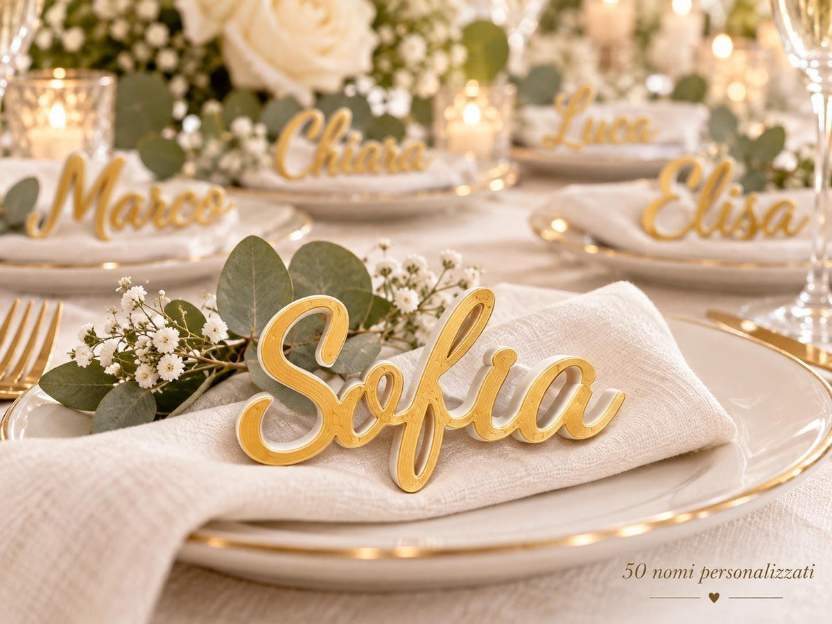 Segnaposto personalizzato Sofia in bianco caldo e oro su un tovagliolo da matrimonio