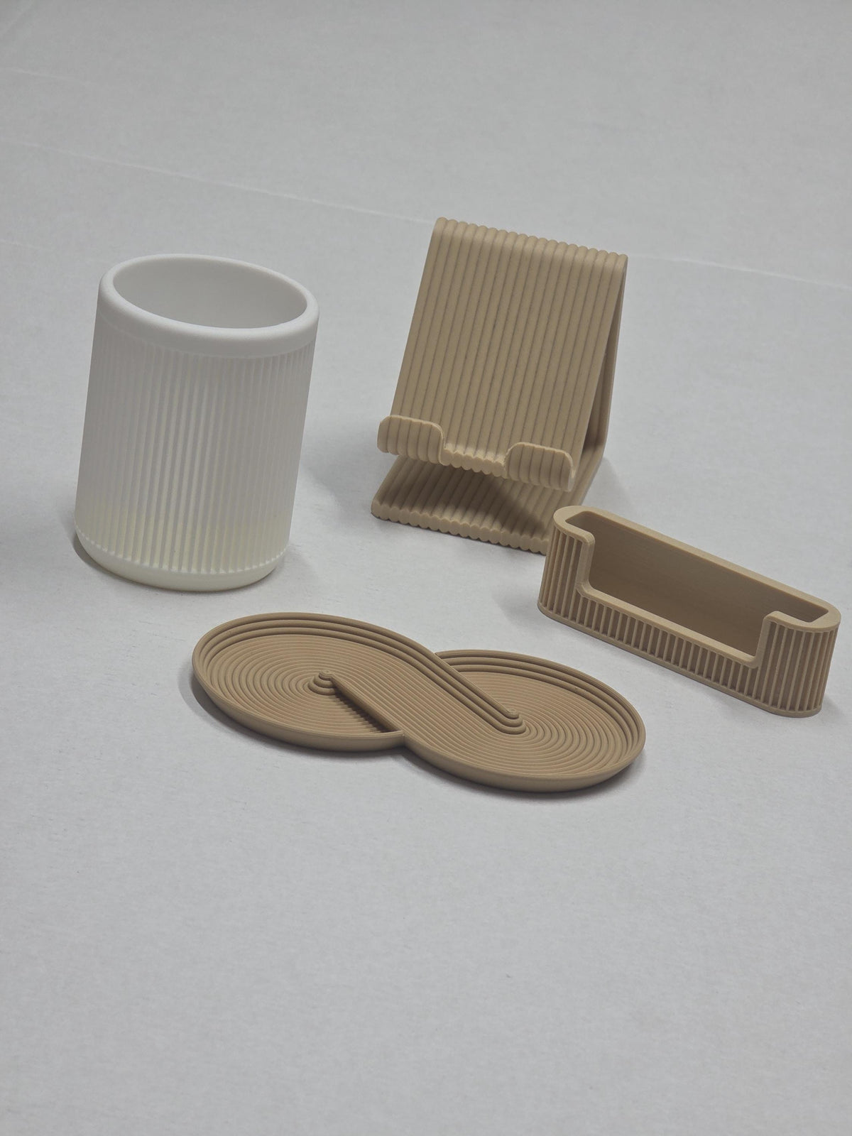 Set ufficio 3DodLAB da quattro pezzi: portapenne bianco, supporto smartphone, portabiglietti e svuotatasche beige