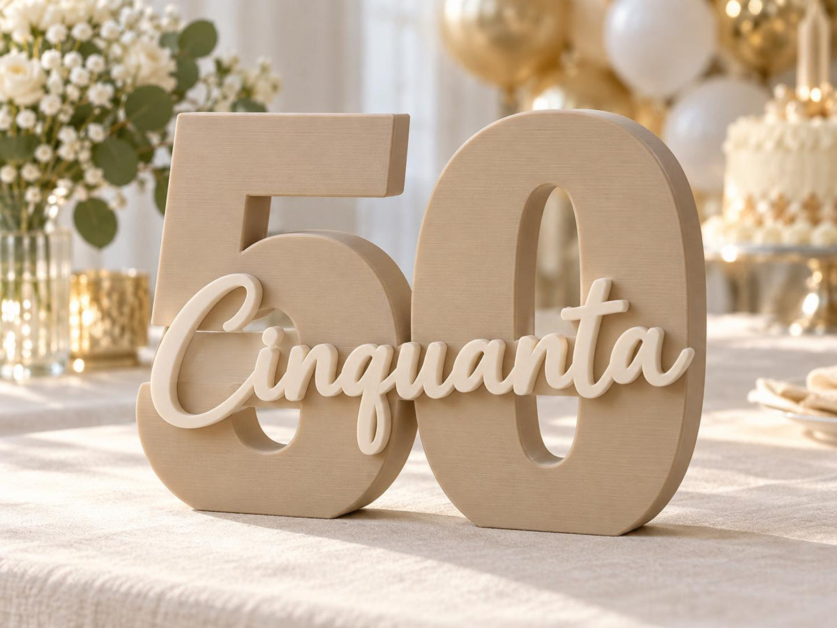 Numero 50 beige da tavolo con scritta Cinquanta avorio in rilievo.
