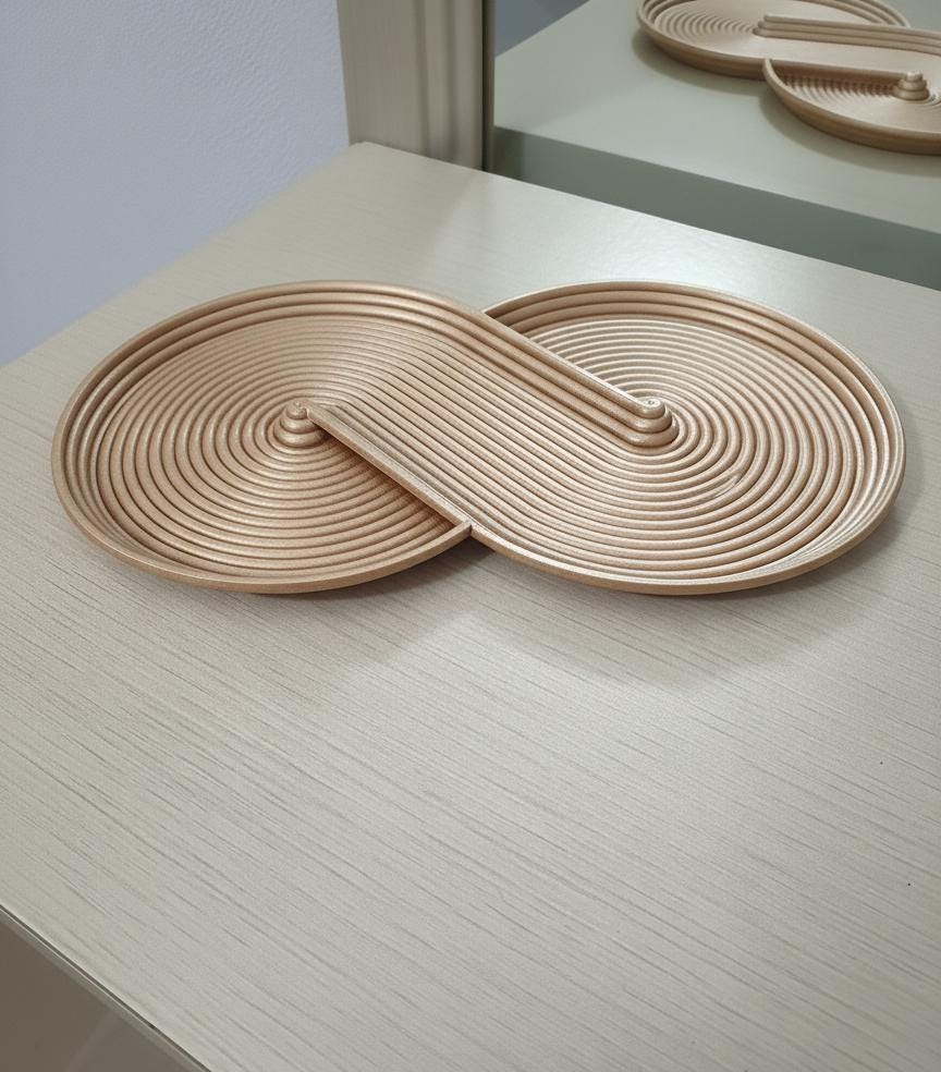 Svuotatasche Infinity color Champagne su una superficie in legno chiaro
