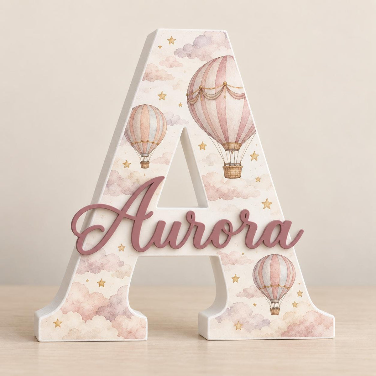 Esempio di lettera A personalizzata con nome Aurora rosa e mongolfiere in tonalità pastello.