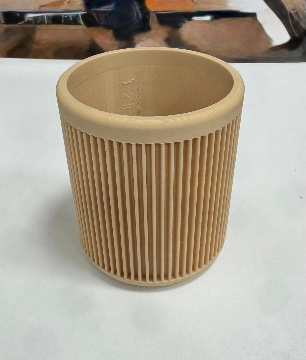Portapenne beige visto dall'alto, con dettaglio dell'interno e del bordo superiore
