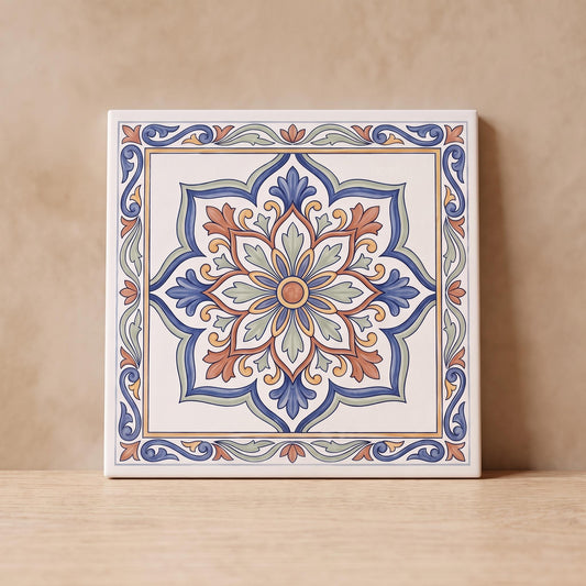 Piastrella in gres con motivo di maiolica mediterranea nei toni blu, verde e terracotta