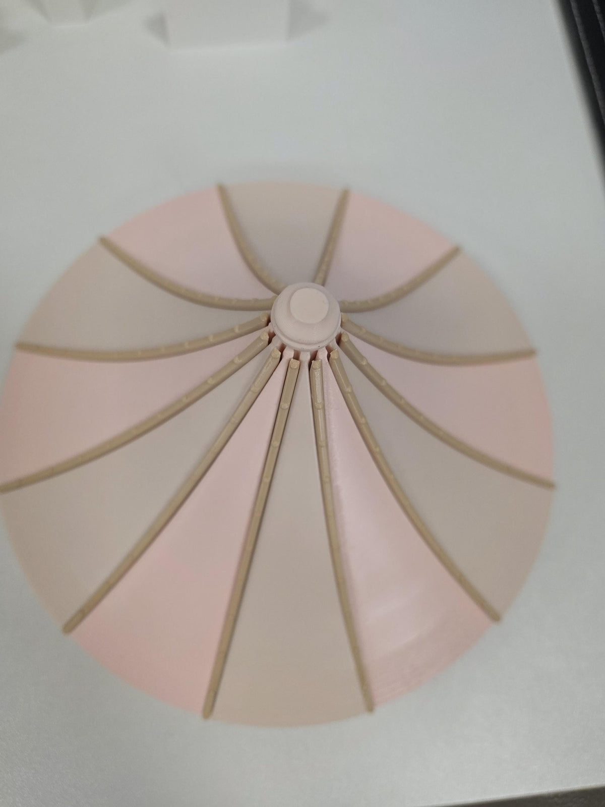 Vista dall'alto del tetto a spicchi rosa e beige del carosello decorativo