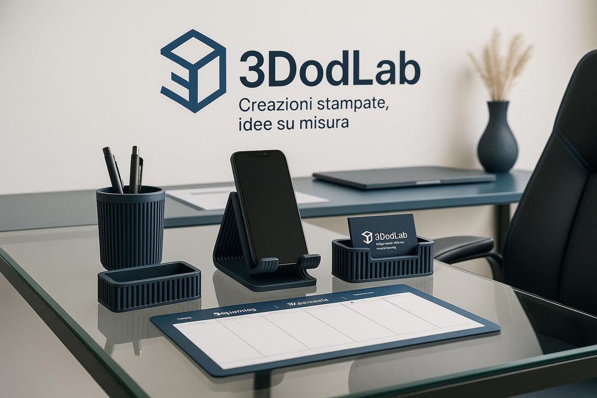 Accessori da ufficio in tonalità scura su una scrivania con logo 3DodLAB