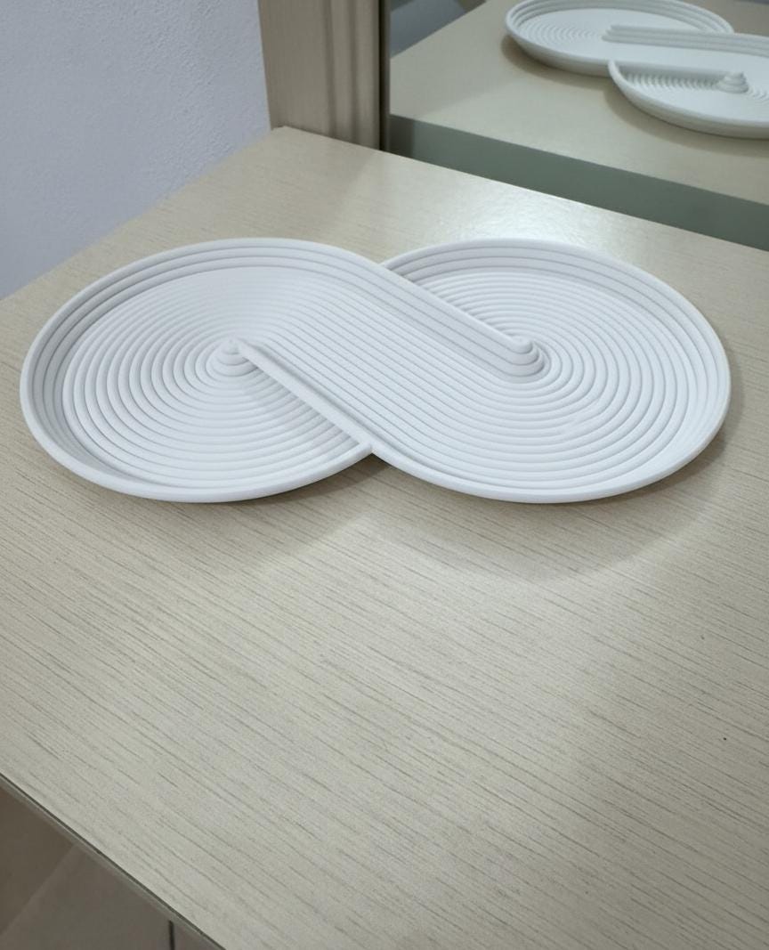 Svuotatasche Infinity bianco con superficie a linee continue