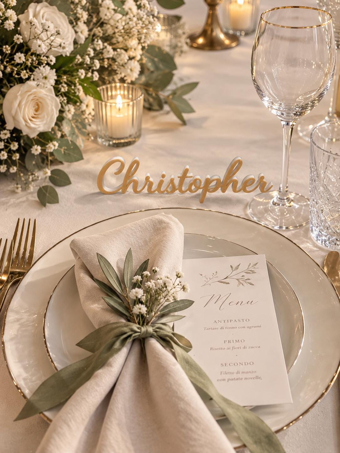 Segnaposto Christopher dorato accanto al coperto di una tavola da matrimonio