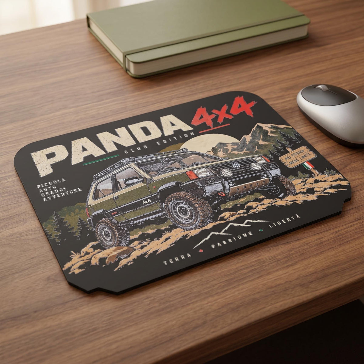 Mouse pad Panda 4x4 su scrivania in legno, con vista della sagoma e del profilo rigido.