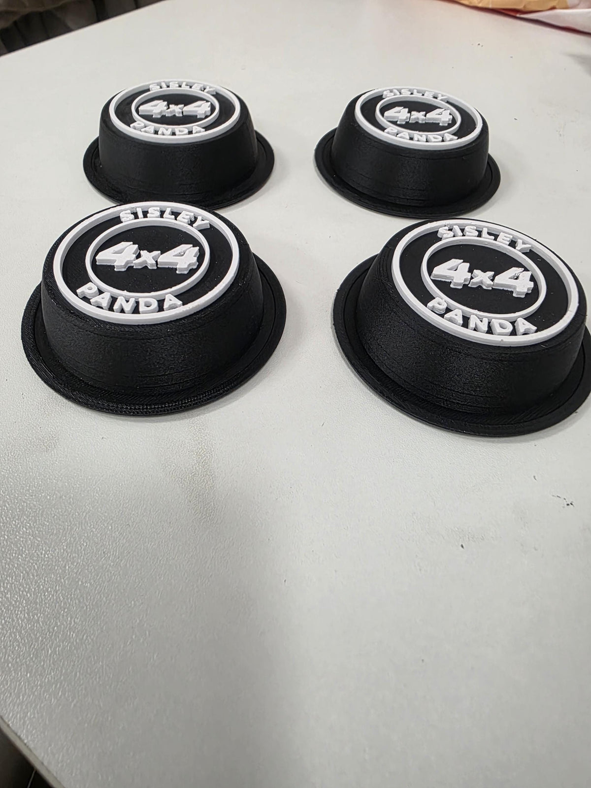 Confezione da quattro coprimozzi neri Panda 4x4 Sisley con dettagli bianchi