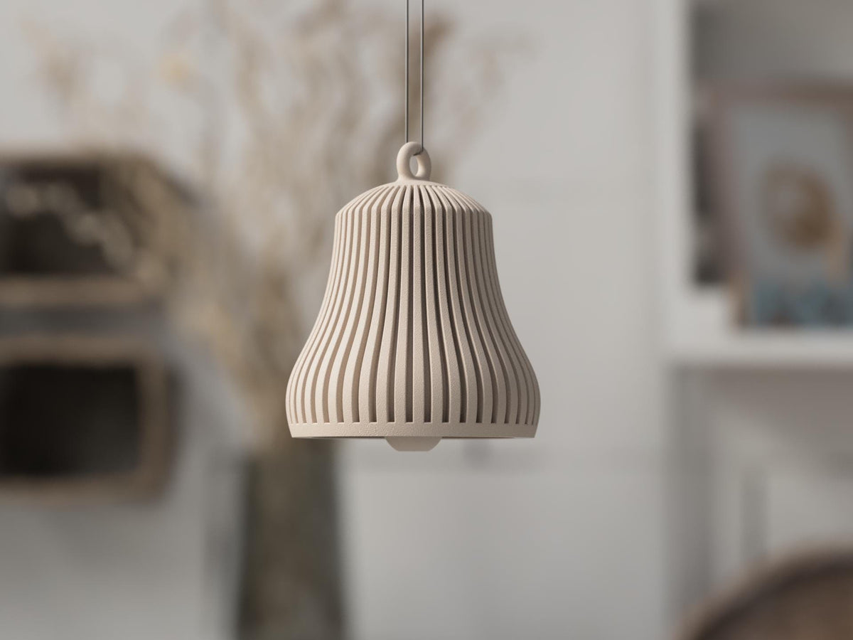 Campana di Natale beige a coste, appesa tramite l’occhiello superiore.