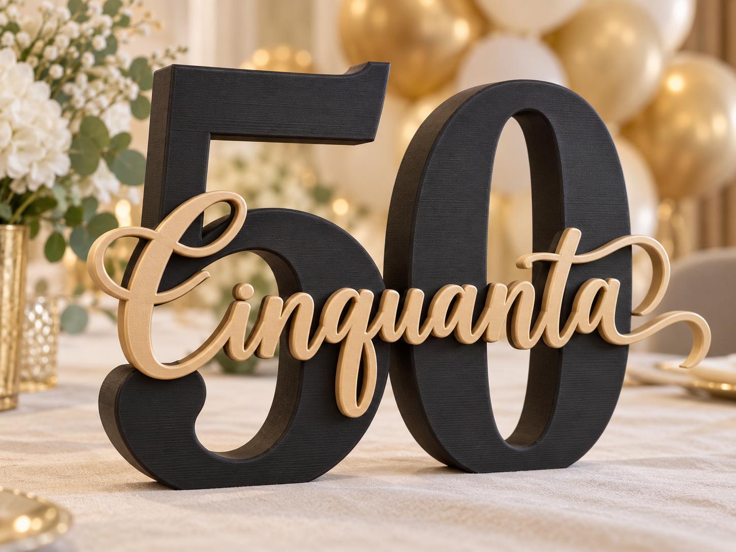 Numero 50 nero da tavolo con scritta Cinquanta color oro in rilievo, ambientato per un compleanno.