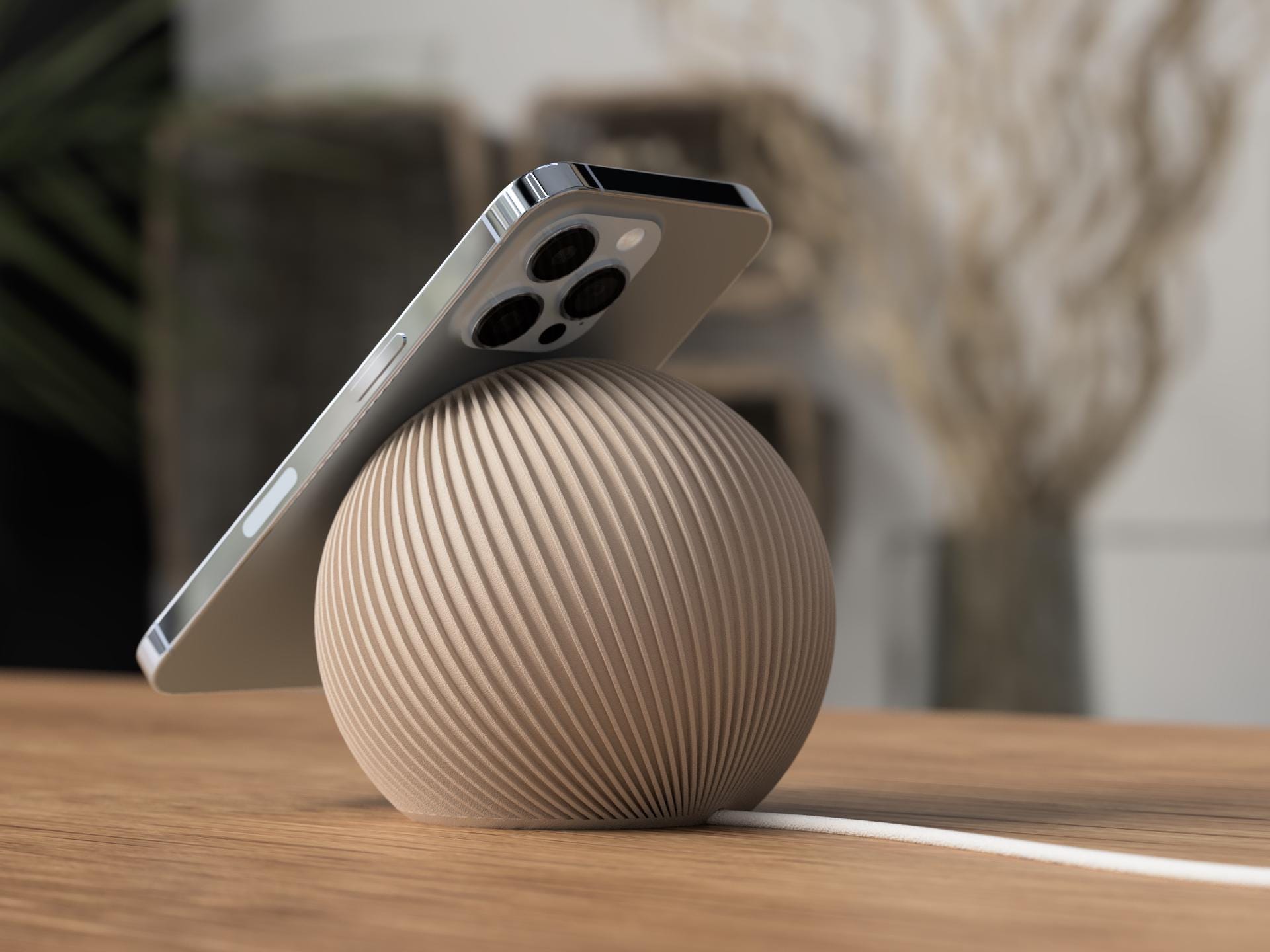 Vista laterale del supporto MagSafe beige a coste con iPhone, telefono e caricatore esclusi