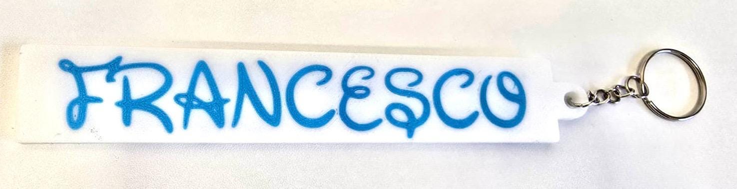Portachiavi personalizzato Francesco in PLA, scritta azzurra su base bianca