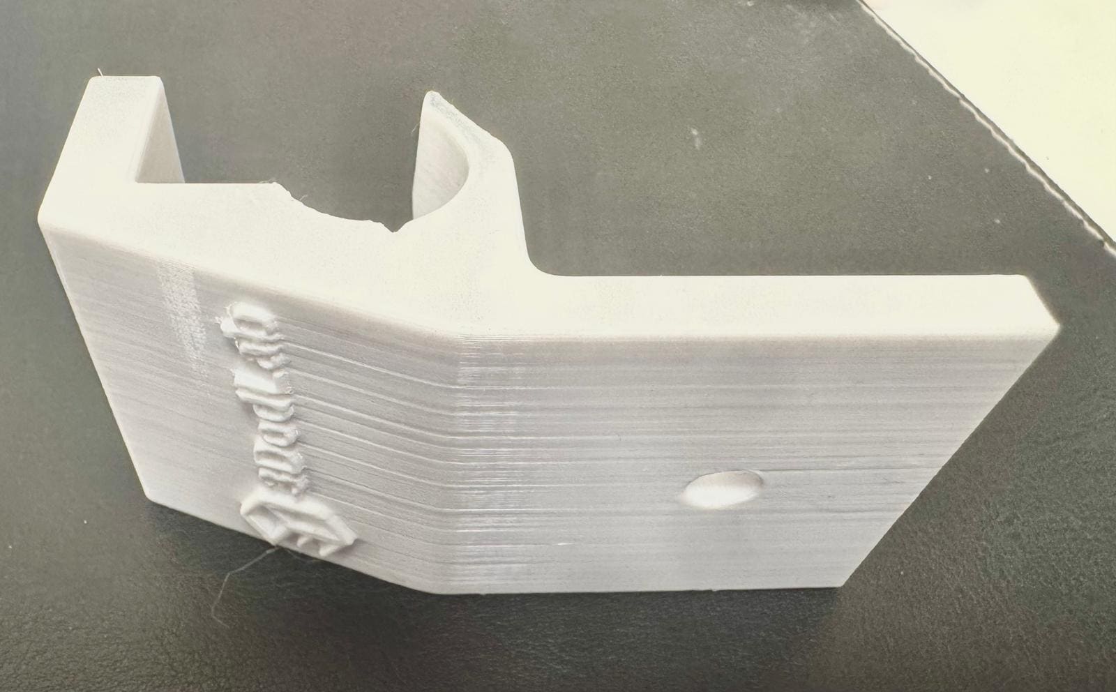 Blocca persiana bianco in PETG, vista esterna della forma sagomata per il profilo in alluminio.