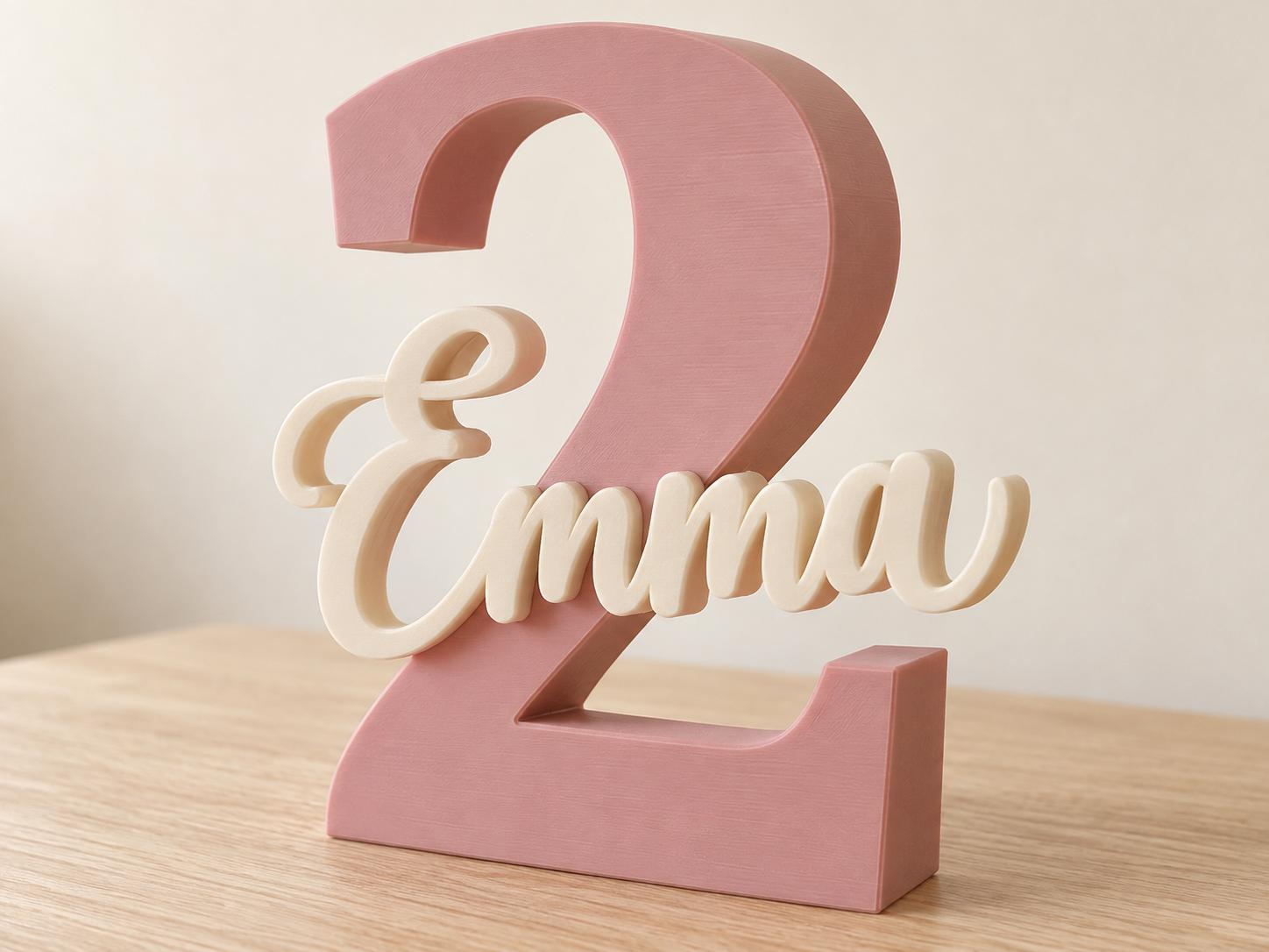 Numero 2 rosa con nome Emma color avorio in rilievo, senza disegni.